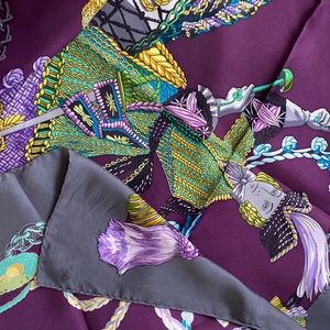 See first photo and video for scarf condition